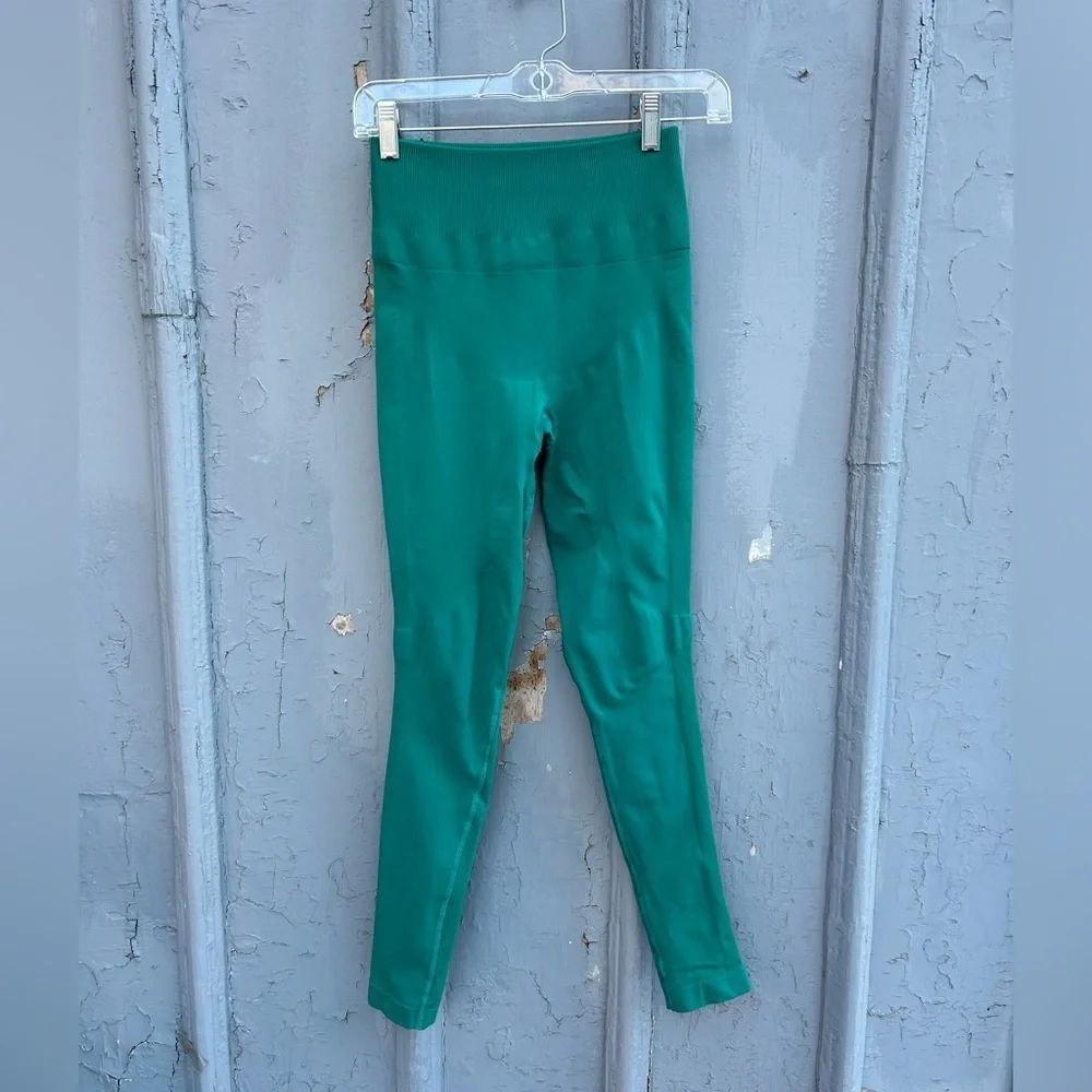 Lululemon Zone In Compression Tight, size 4 - Picture 4 of 9